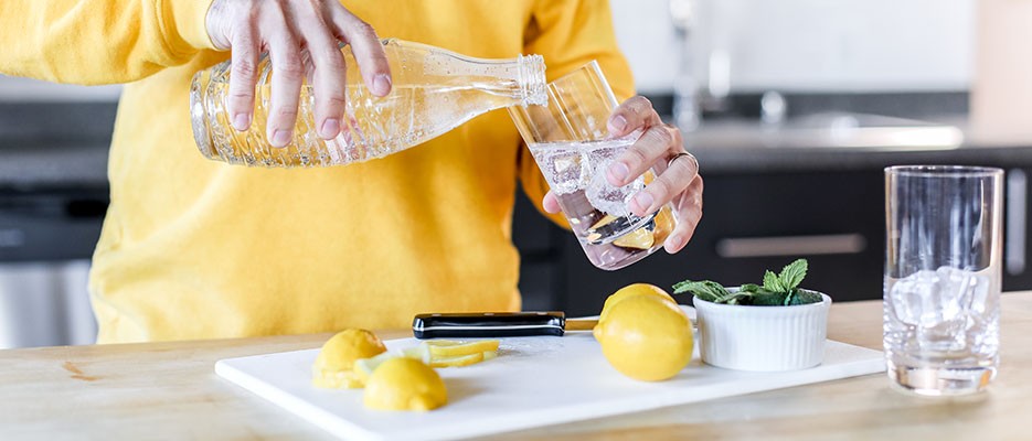 Trucuri pentru a te hidrata și a bea apă cu gust bun